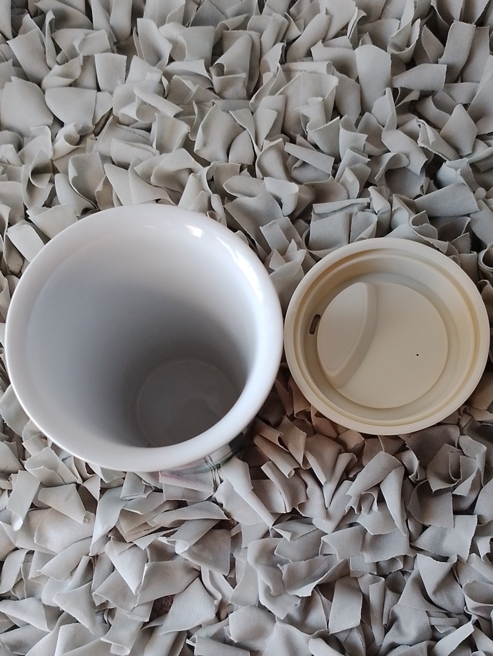 Ceramic Coffee Cup With Silicone Lid - Picture 4 of 10